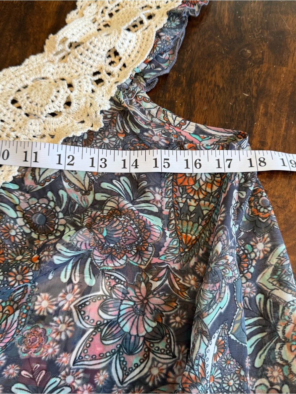 NWT LILY WHITE Y2K Gray Pink Crochet Floral Flowy Boho Swing Top Sz S - Picture 9 of 9